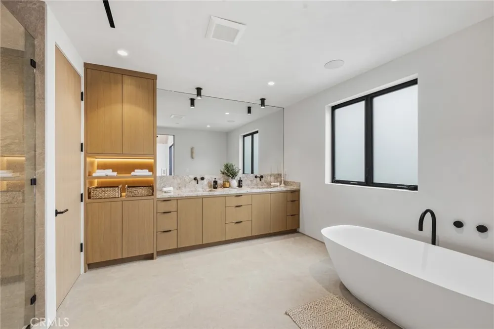 4447 Matilija Sherman Oaks, CA 91423