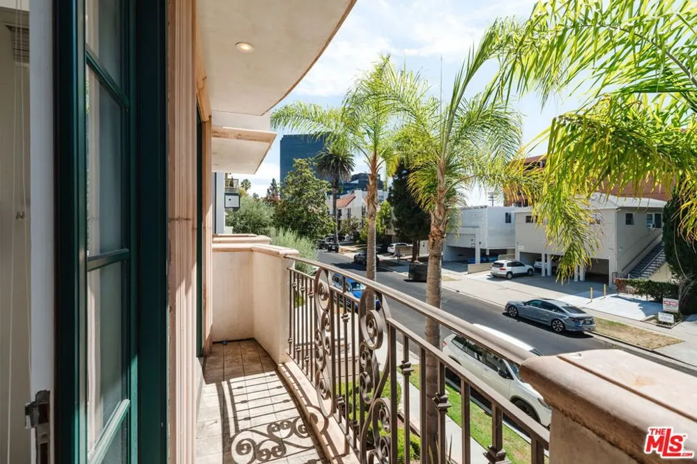 11749 Goshen Avenue #201 Los Angeles, CA 90049