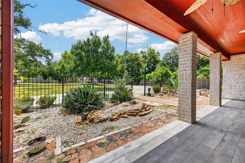 8618 Highway 6 Hitchcock, TX 77563