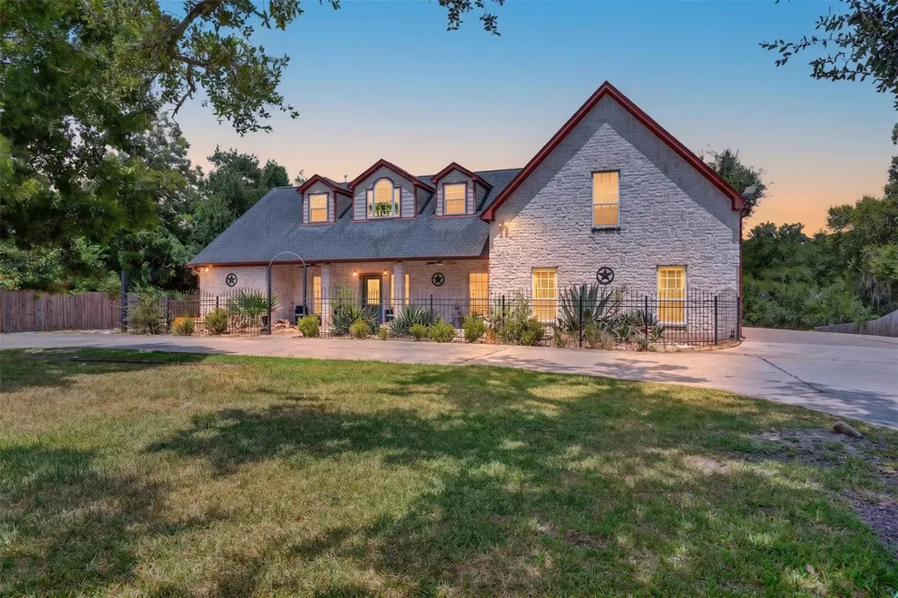 8618 Highway 6 Hitchcock, TX 77563