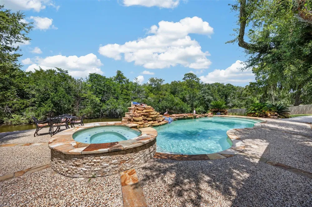 8618 Highway 6 Hitchcock, TX 77563