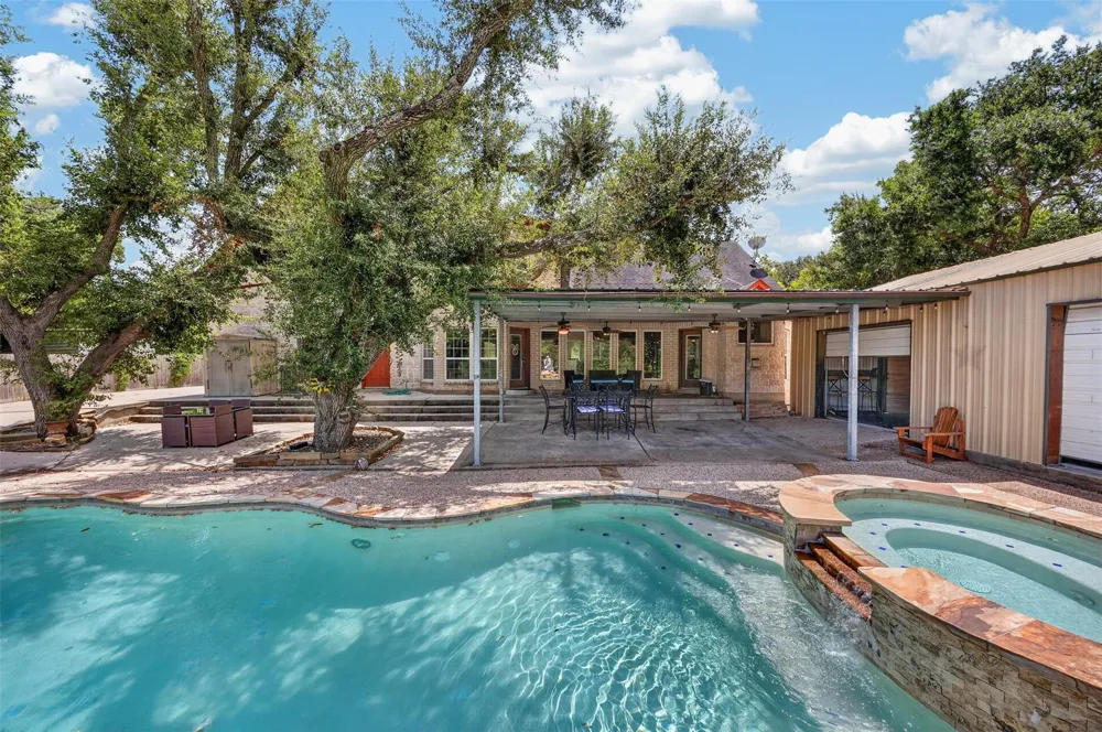 8618 Highway 6 Hitchcock, TX 77563