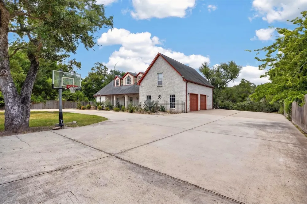 8618 Highway 6 Hitchcock, TX 77563