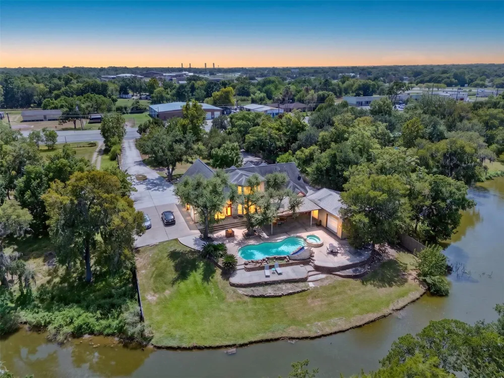 8618 Highway 6 Hitchcock, TX 77563
