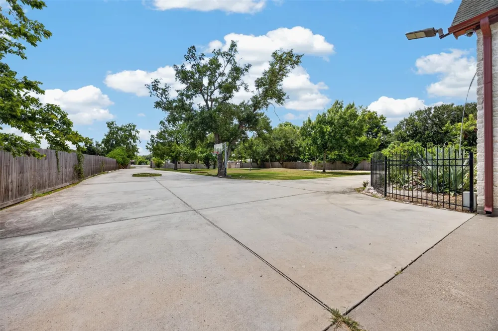 8618 Highway 6 Hitchcock, TX 77563
