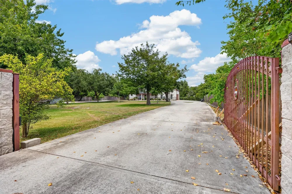 8618 Highway 6 Hitchcock, TX 77563