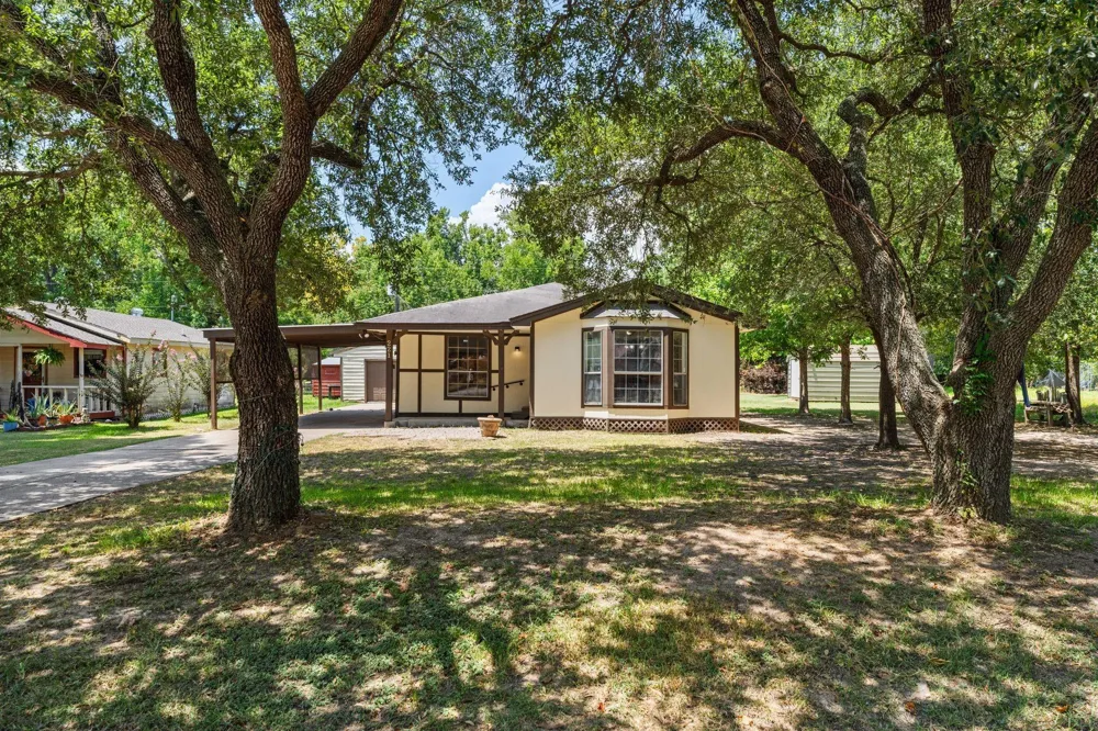 221 Oak Ridge Drive Onalaska, TX 77360