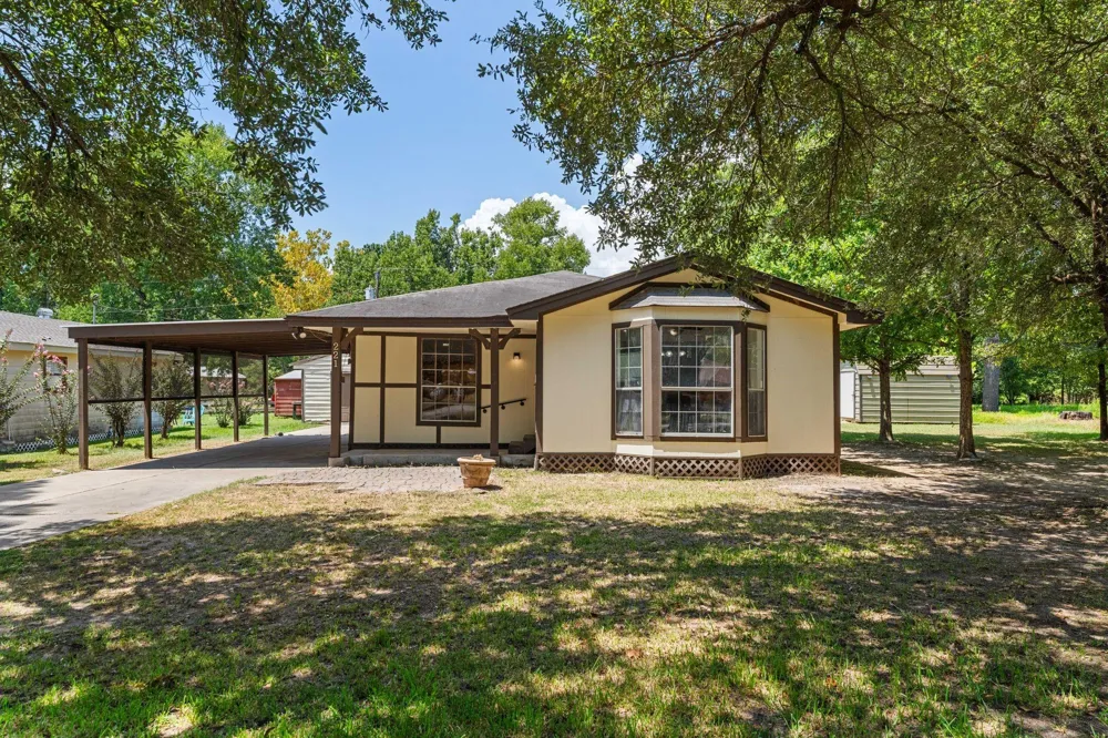 221 Oak Ridge Drive Onalaska, TX 77360