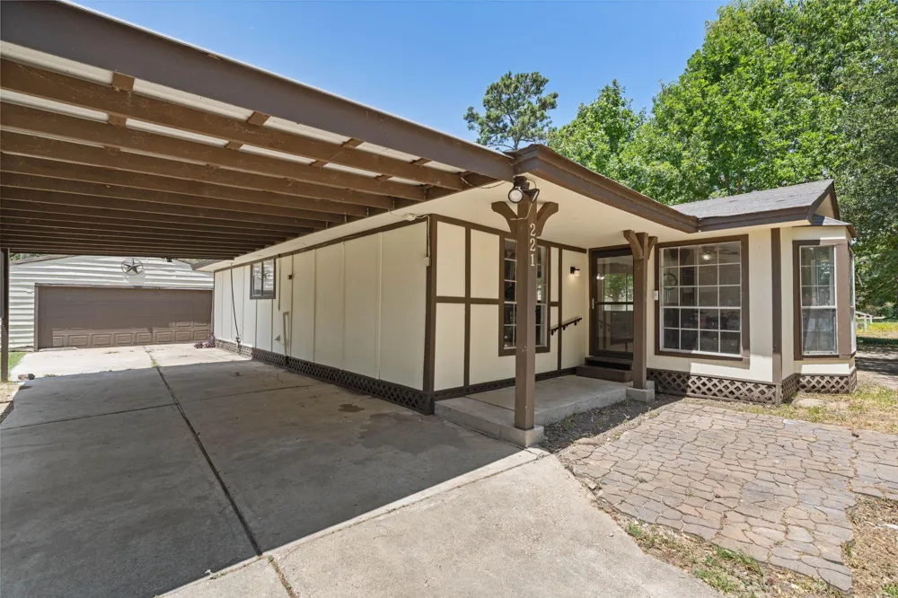 221 Oak Ridge Drive Onalaska, TX 77360