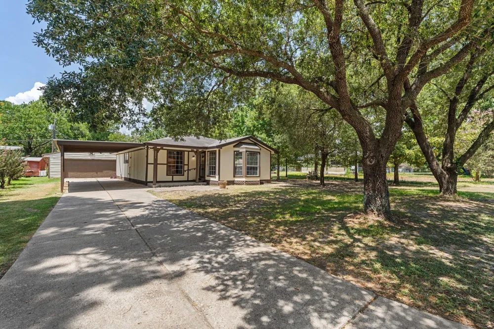 221 Oak Ridge Drive Onalaska, TX 77360