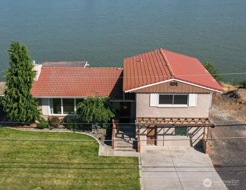 1345 W Lakeside Drive