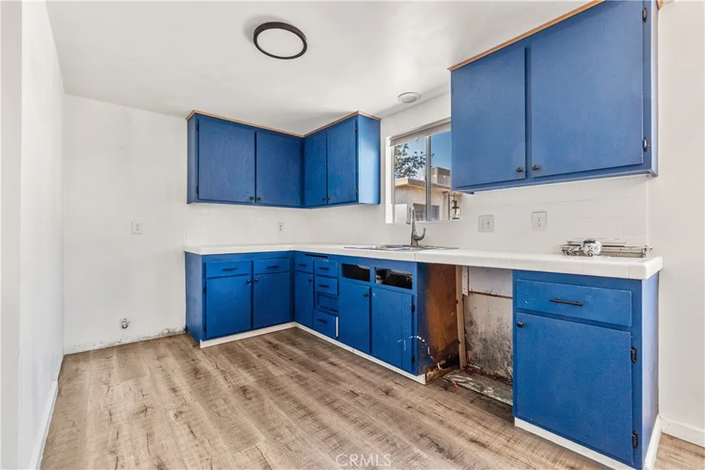 218 Thorne Los Angeles, CA 90042