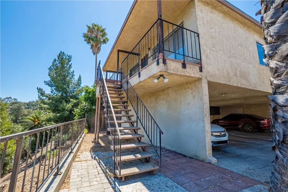 218 Thorne Los Angeles, CA 90042