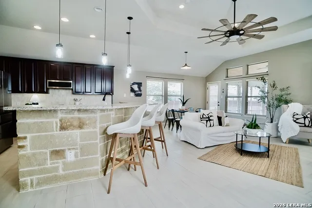 513 WINDSOR CT Schertz, TX 78108