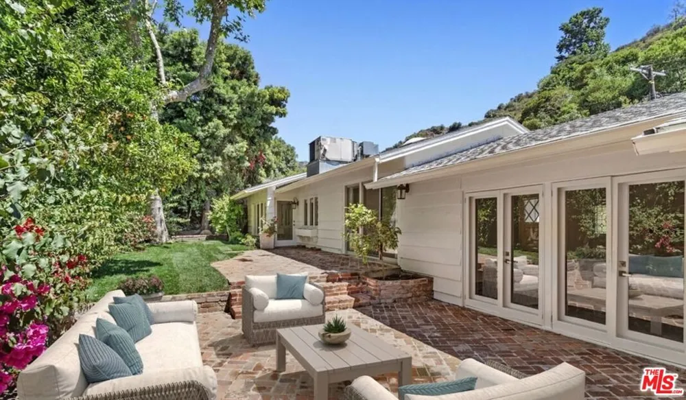 3933 Mandeville Canyon Road Los Angeles, CA 90049