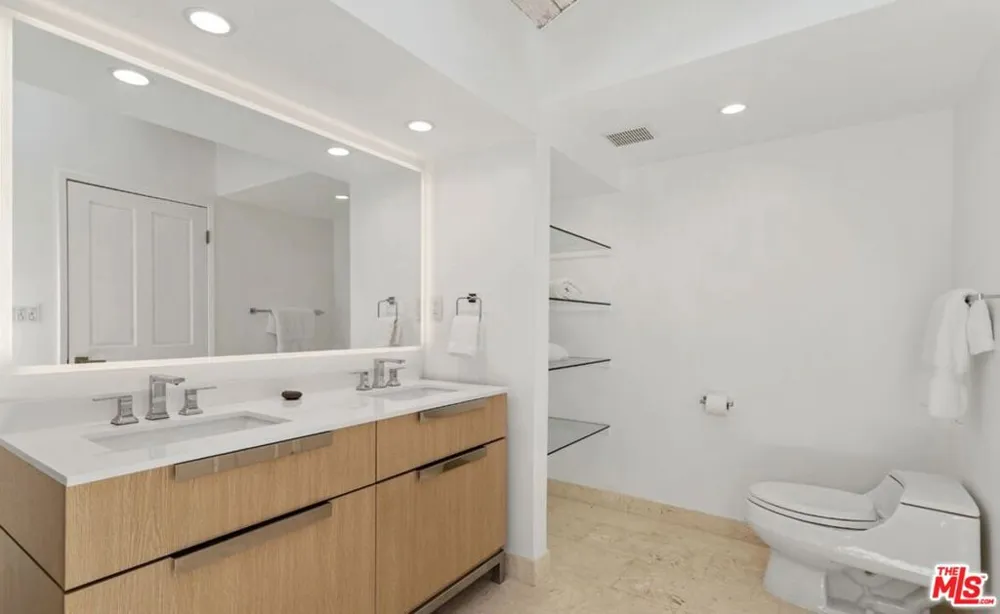 3933 Mandeville Canyon Road Los Angeles, CA 90049