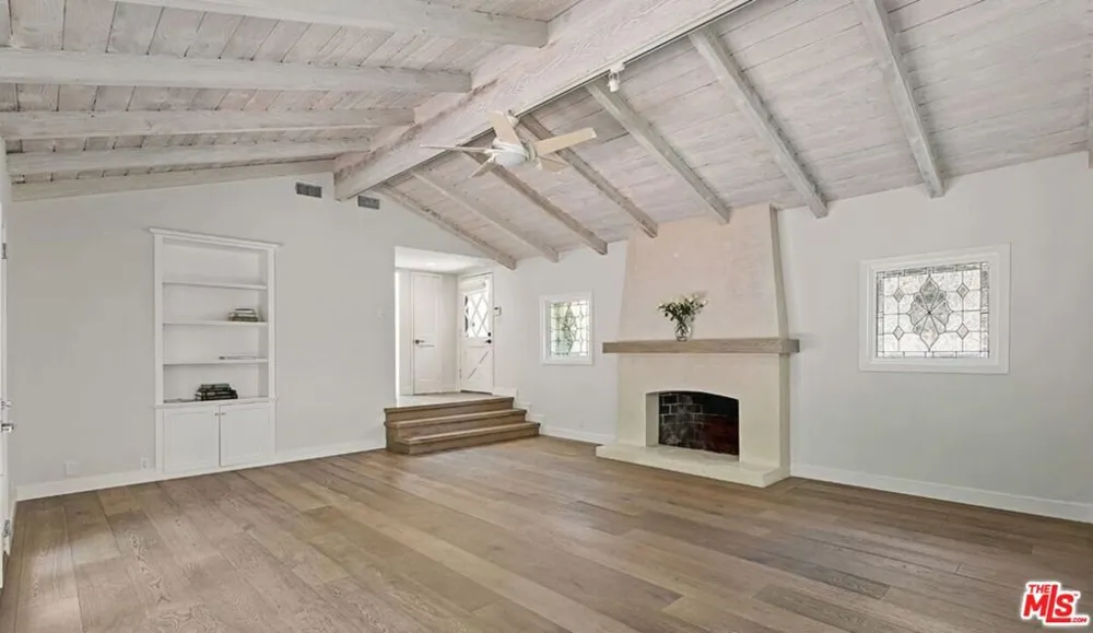 3933 Mandeville Canyon Road Los Angeles, CA 90049