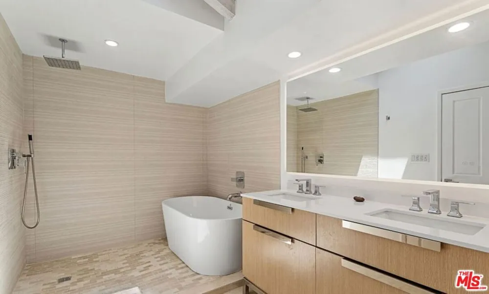 3933 Mandeville Canyon Road Los Angeles, CA 90049