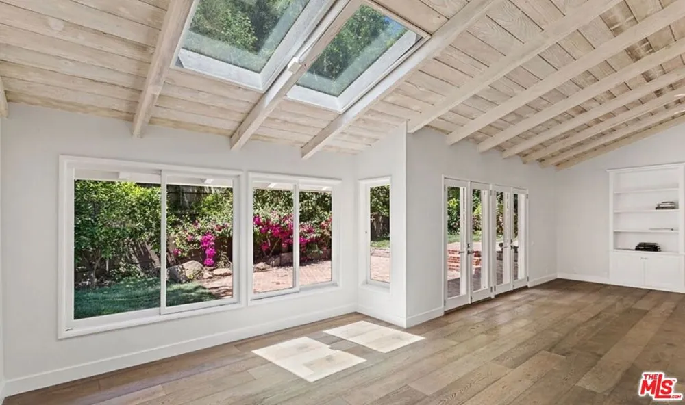 3933 Mandeville Canyon Road Los Angeles, CA 90049