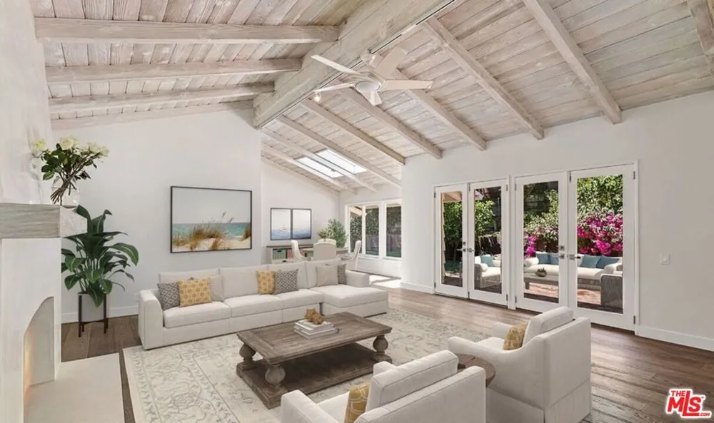 3933 Mandeville Canyon Road Los Angeles, CA 90049