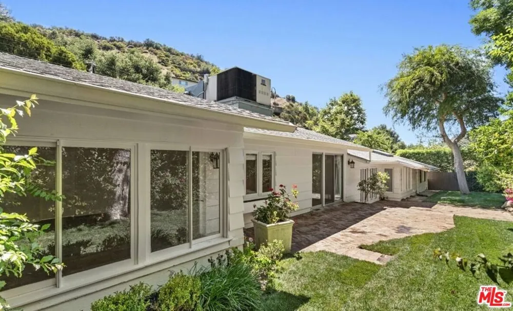 3933 Mandeville Canyon Road Los Angeles, CA 90049