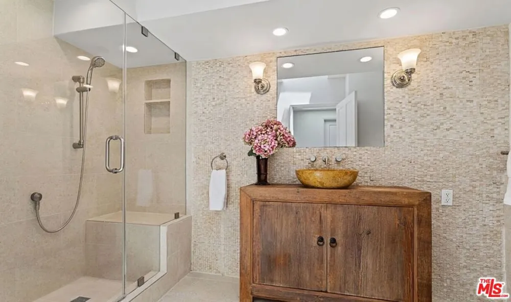 3933 Mandeville Canyon Road Los Angeles, CA 90049