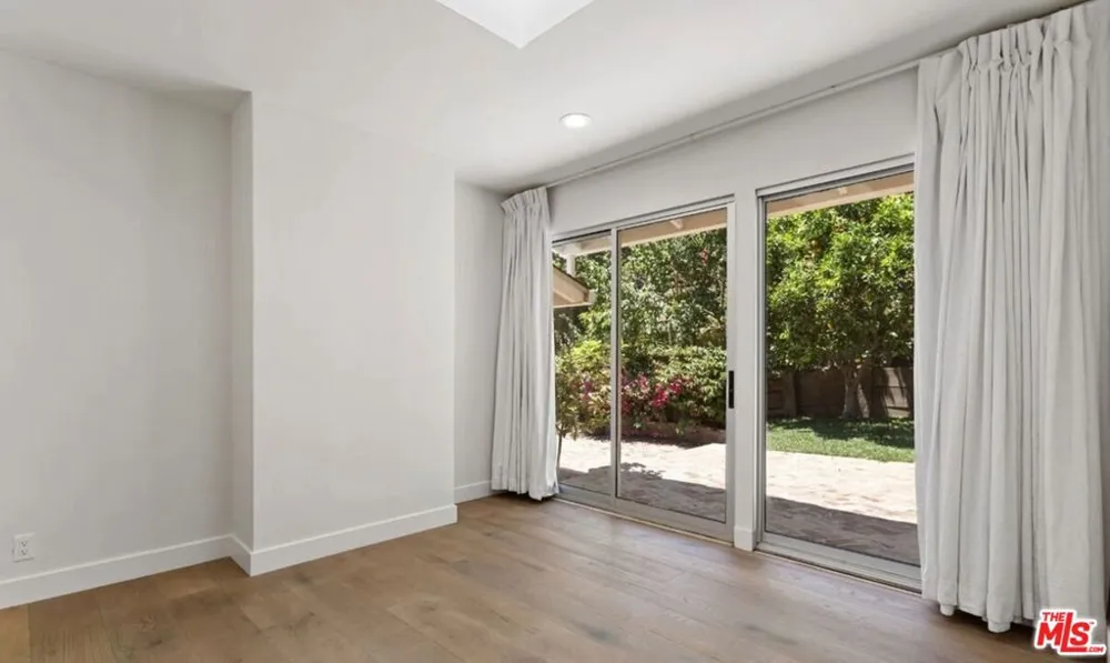 3933 Mandeville Canyon Road Los Angeles, CA 90049
