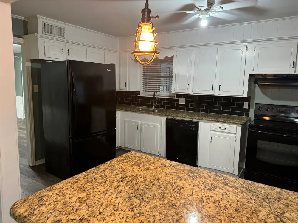 1406 Country Club Road Ennis, TX 75119