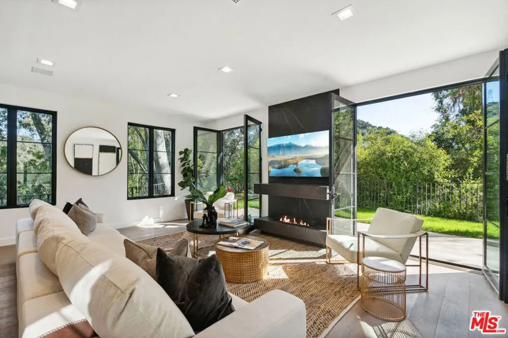 8171 Tianna Road Los Angeles, CA 90046