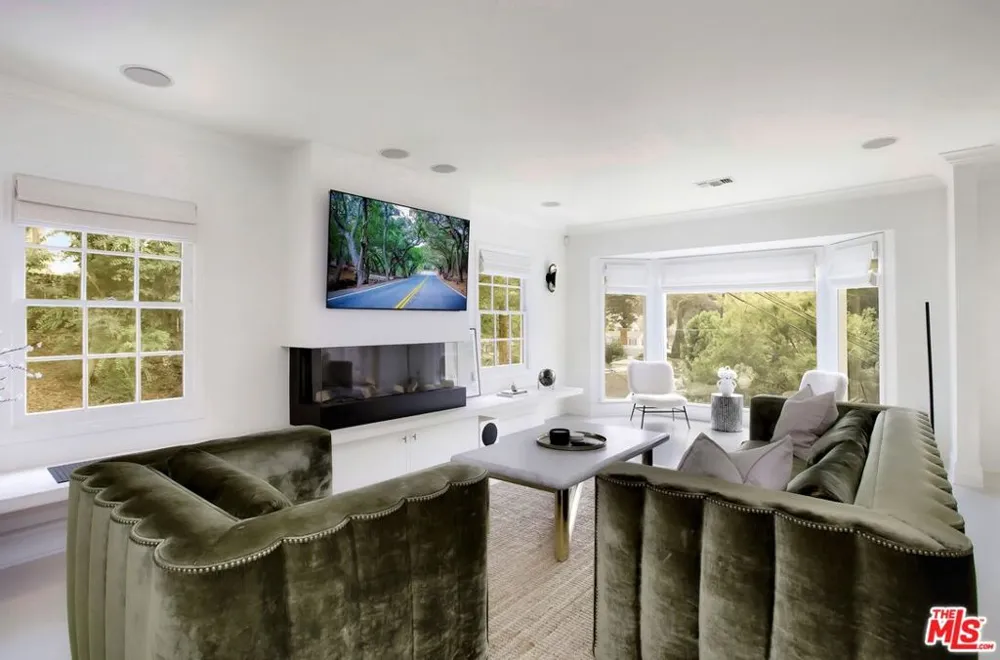 5866 Spring Oak Drive Los Angeles, CA 90068
