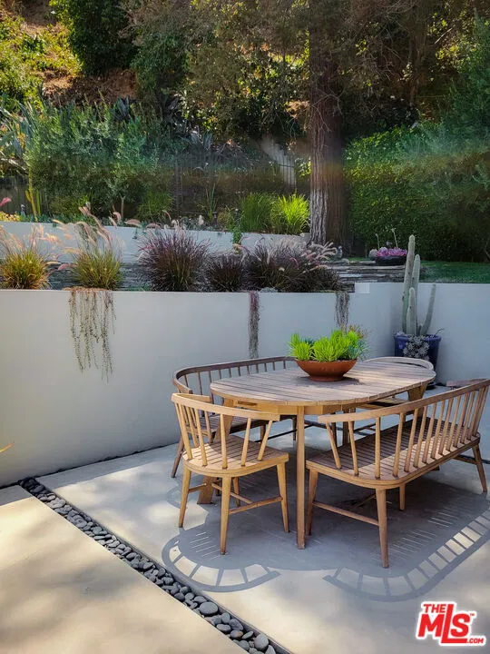 5866 Spring Oak Drive Los Angeles, CA 90068