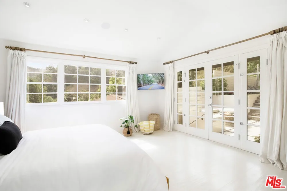 5866 Spring Oak Drive Los Angeles, CA 90068