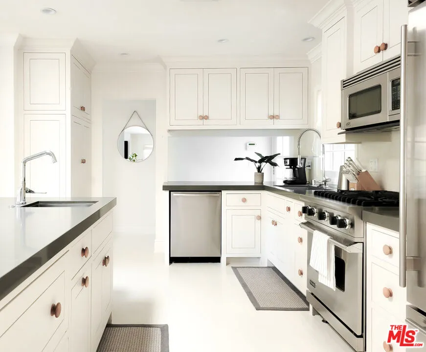 5866 Spring Oak Drive Los Angeles, CA 90068