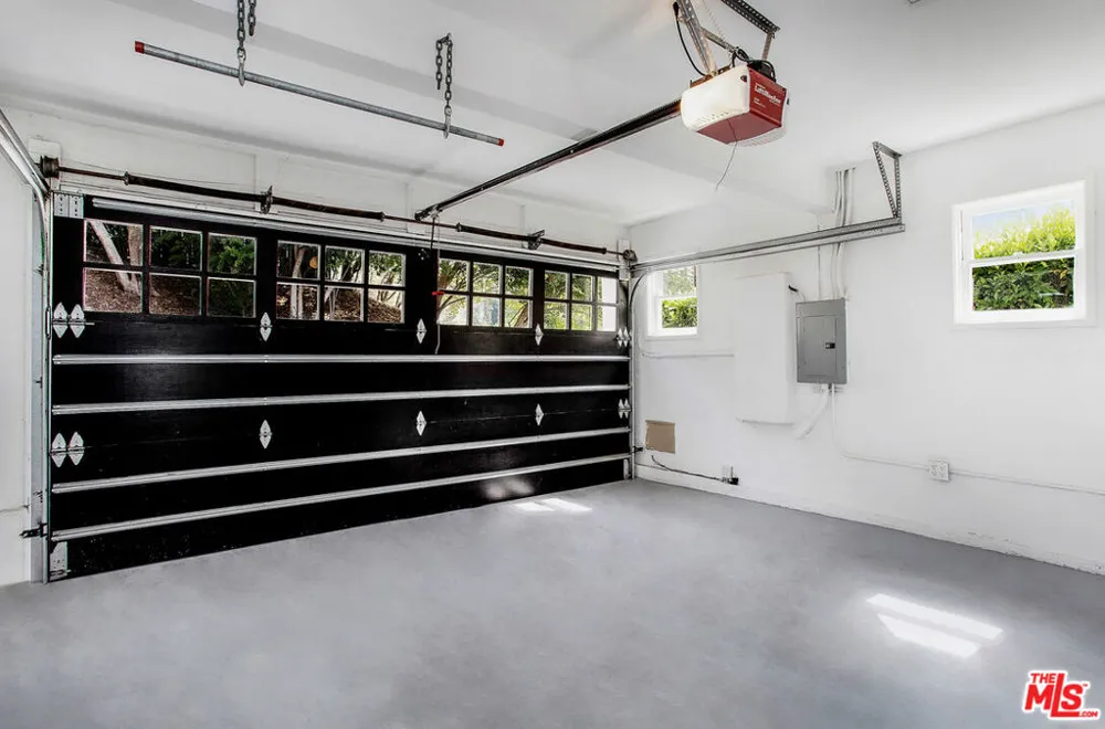 5866 Spring Oak Drive Los Angeles, CA 90068