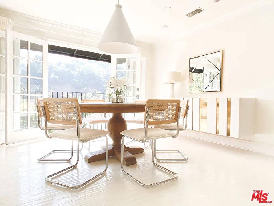 5866 Spring Oak Drive Los Angeles, CA 90068