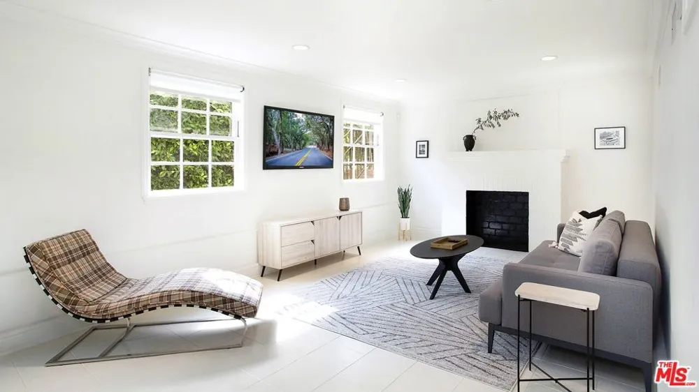 5866 Spring Oak Drive Los Angeles, CA 90068