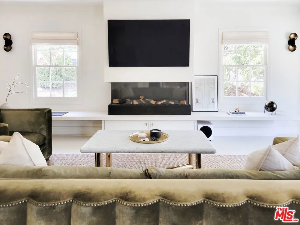 5866 Spring Oak Drive Los Angeles, CA 90068