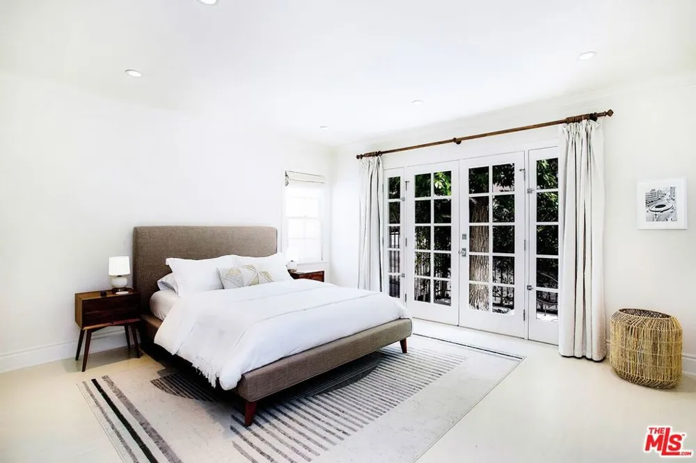 5866 Spring Oak Drive Los Angeles, CA 90068
