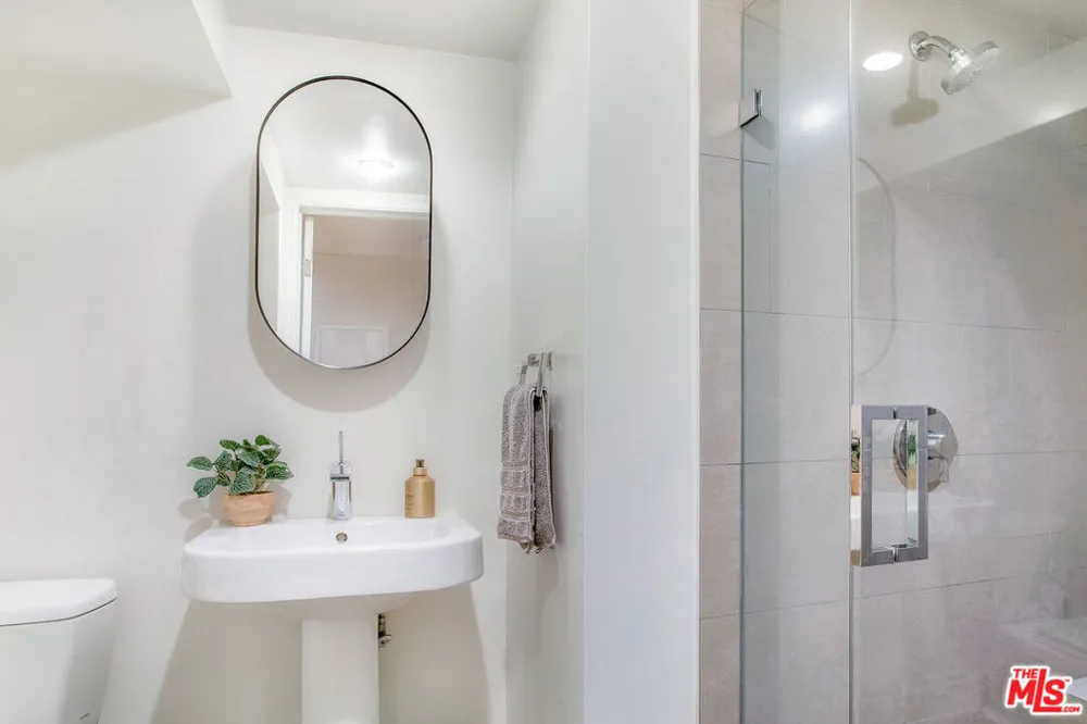 5866 Spring Oak Drive Los Angeles, CA 90068
