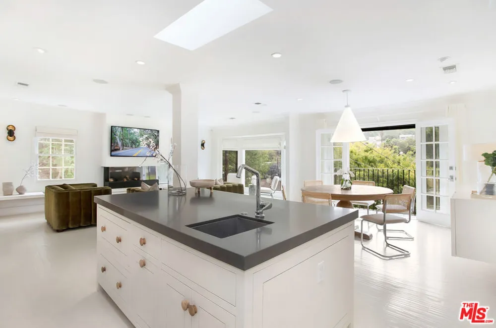 5866 Spring Oak Drive Los Angeles, CA 90068