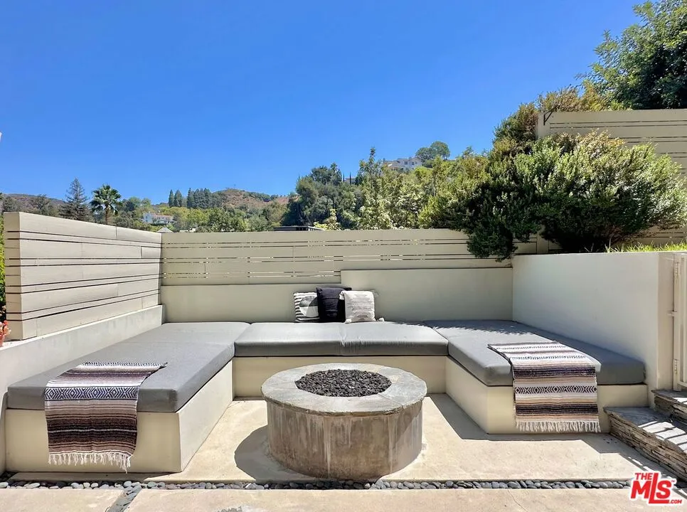5866 Spring Oak Drive Los Angeles, CA 90068