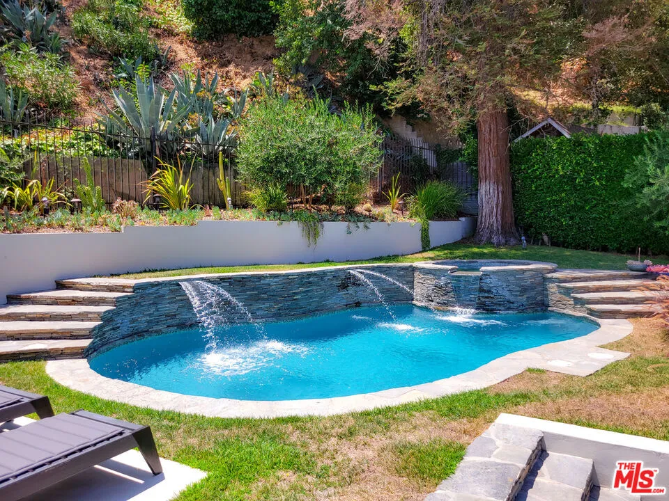 5866 Spring Oak Drive Los Angeles, CA 90068