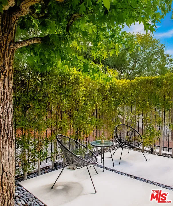 5866 Spring Oak Drive Los Angeles, CA 90068