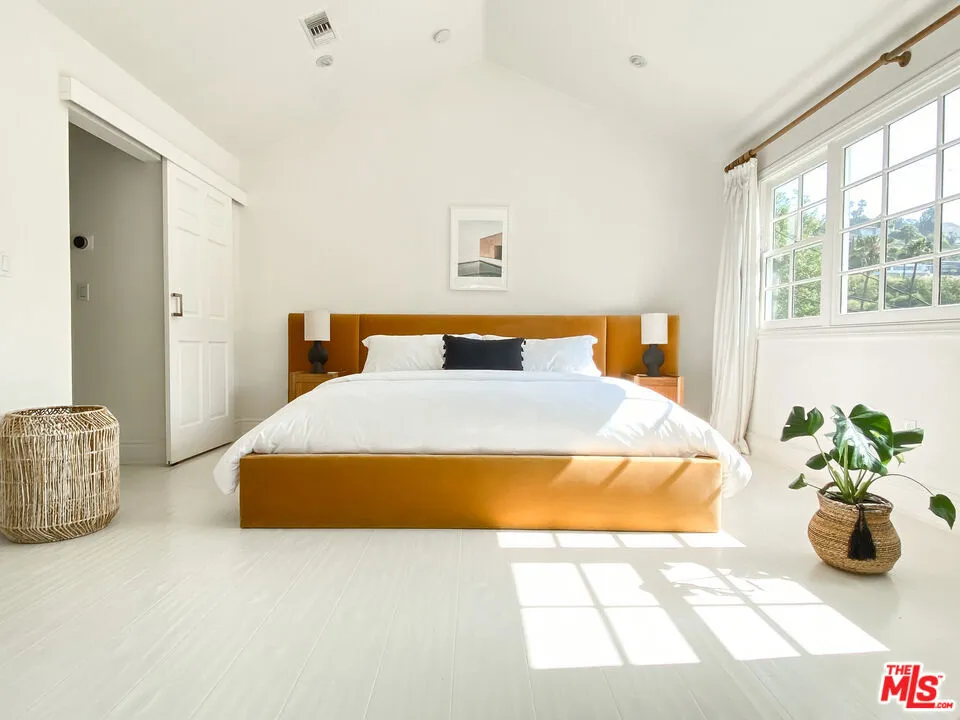 5866 Spring Oak Drive Los Angeles, CA 90068
