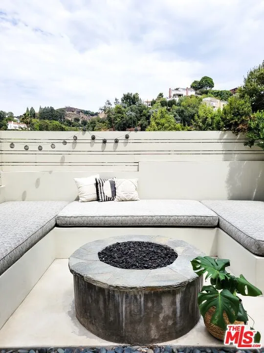 5866 Spring Oak Drive Los Angeles, CA 90068