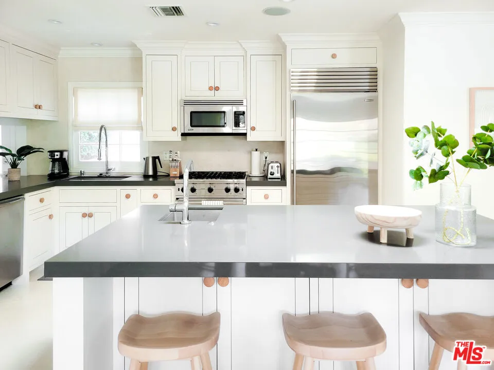 5866 Spring Oak Drive Los Angeles, CA 90068