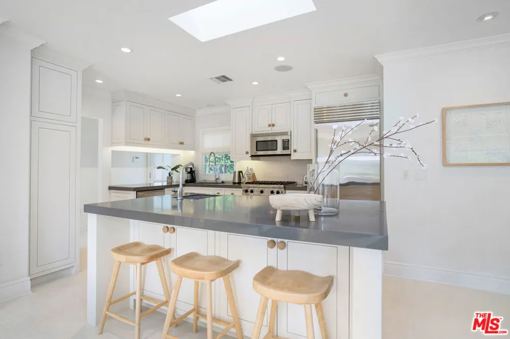 5866 Spring Oak Drive Los Angeles, CA 90068