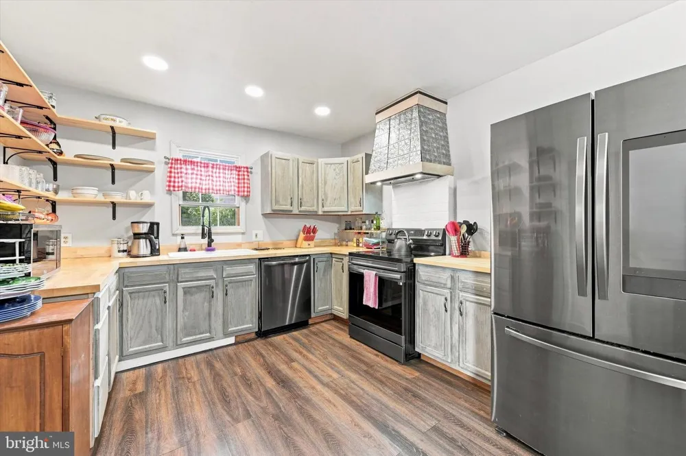 30 WALNUT STREET Mohnton, PA 19540