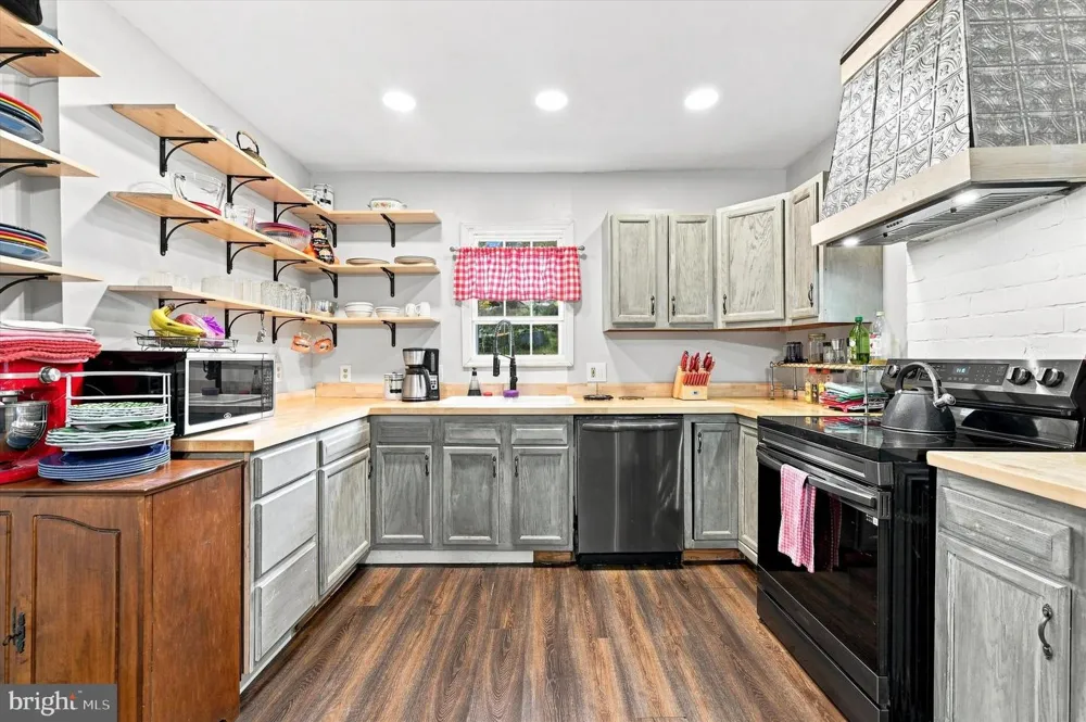 30 WALNUT STREET Mohnton, PA 19540