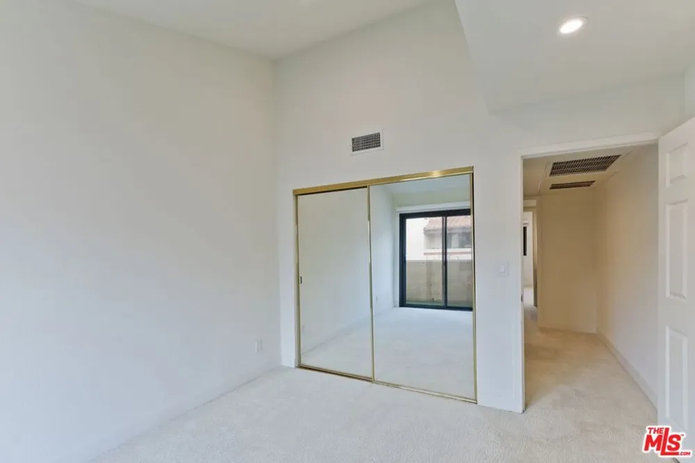 6930 De Celis Place #34 Lake Balboa, CA 91406